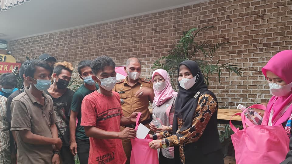 Ikatan Pengusaha Muslim Indonesia (IPEMI) Cabang Medan berkolaborasi dengan kecamatan Medan Johor gelar kegiatan berbagi peduli UMKM dan musisi jalanan yang terdampak PPKM