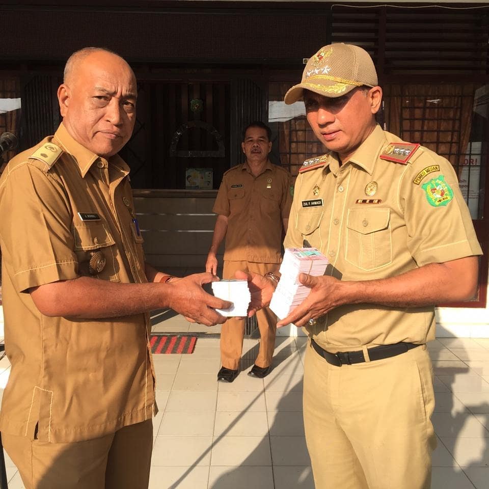 Bapak Camat Medan Johor menyerahkan Kartu Keluarga, E-KTP dan administrasi kependudukan Lain nya ke Lurah Kecamatan Medan Johor