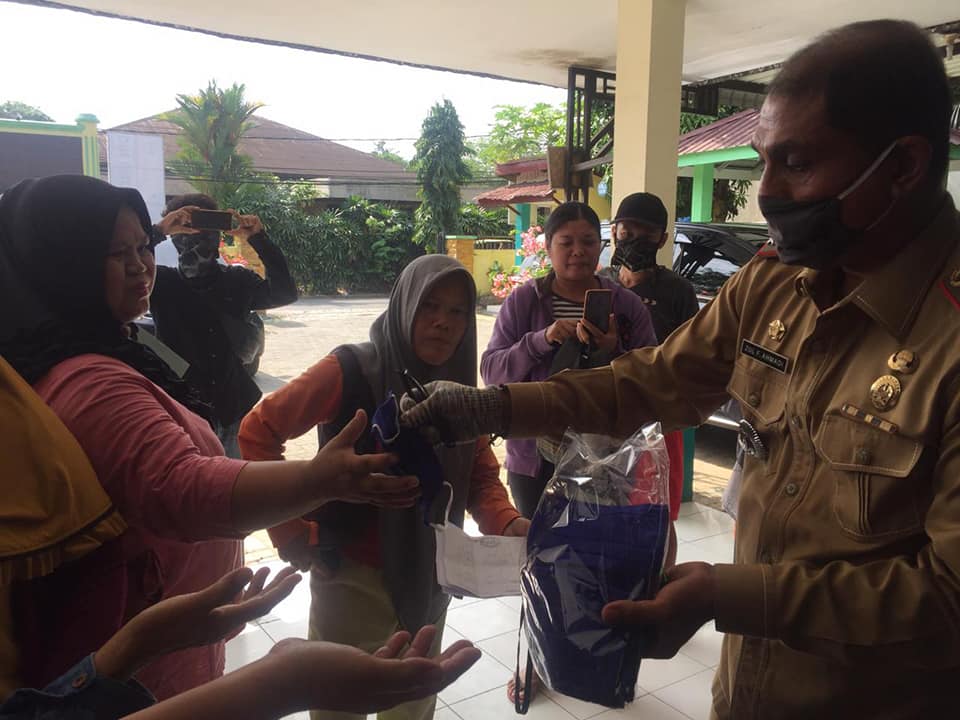 Camat Medan Johor Bapak Zulfakhri Ahmadi S.Sos Membagikan  masker gratis kepada maasyarakat Medan Johor