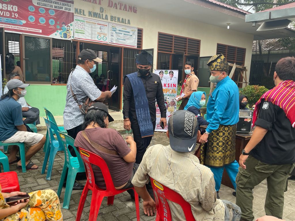 Maksimalkan Vaksinasi Camat Medan Johor Lakukan Vaksin Jempol