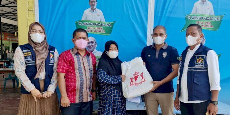 Camat Medan Johor Zulfachri Ahmadi S.Sos memberikan bingkisan dari Kadin Medan kepada peserta vaksinasi massal di Medan Johor