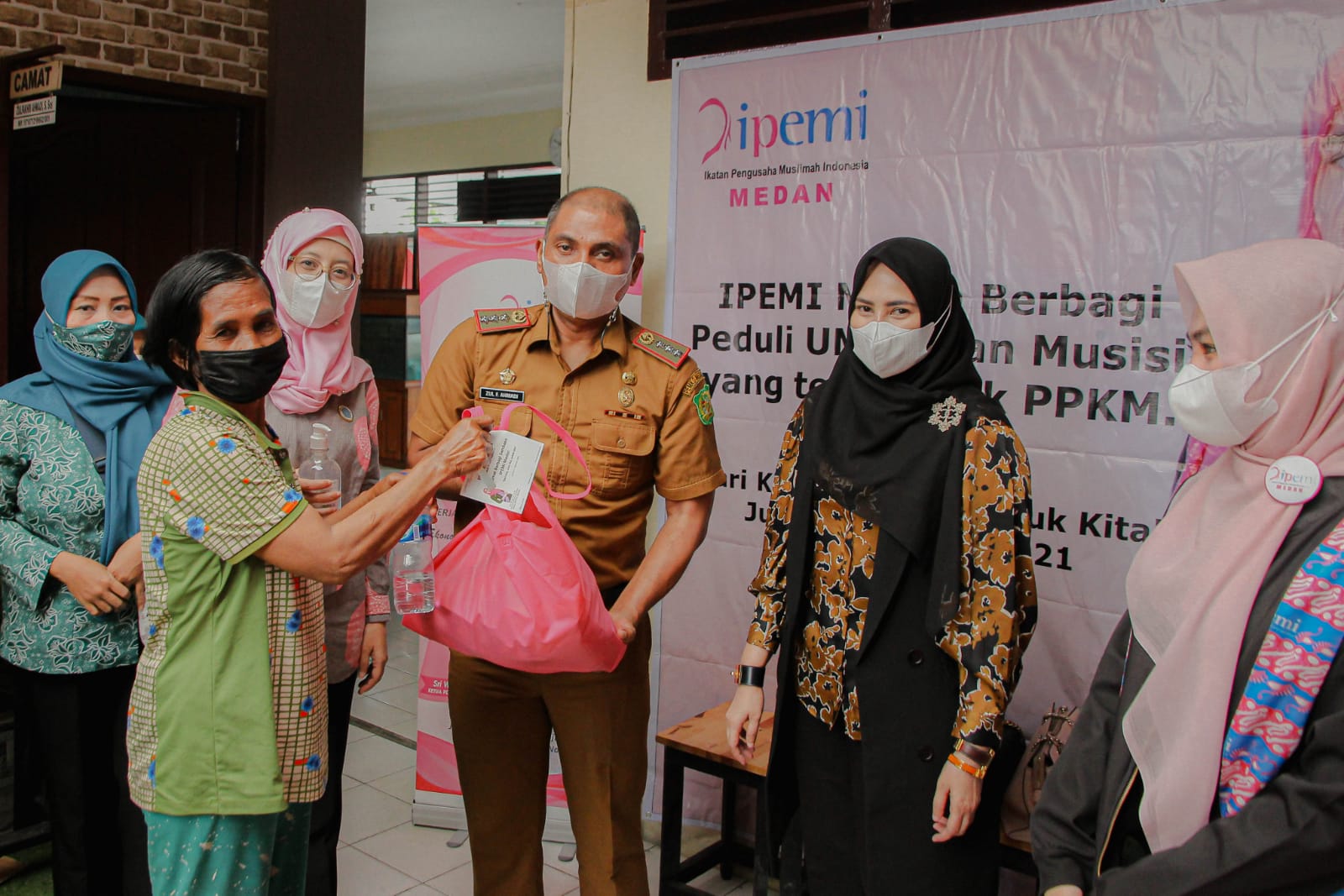 IPEMI dan Kecamatan Medan Johor Salurkan Bansos ke Anak Jalanan