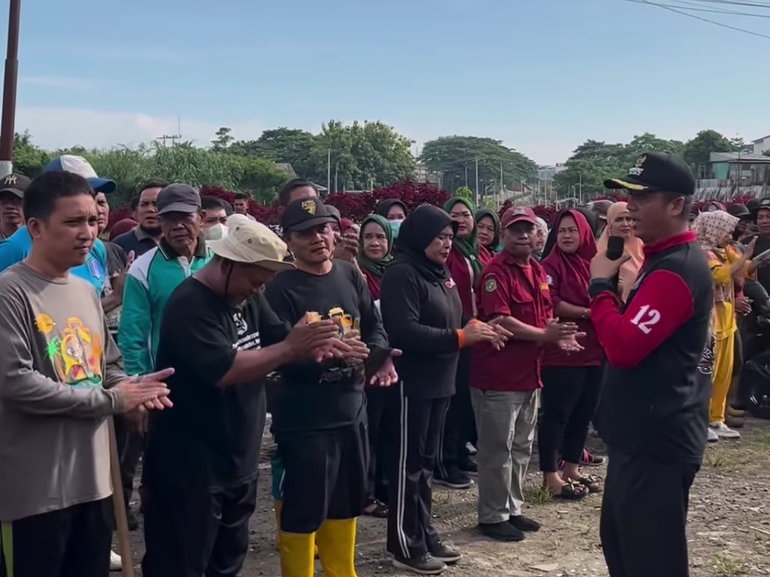 Gotong Royong Massal Bersama Jajaran Kecamatan Medan Johor, TP. PKK Kecamatan Medan Joor, Danramil 08 MA, Kapolsek Deli Tua, LPM, Karang Taruna di Jl. Inspeksi Kanal Kelurahan Titi Kuning, Kecamatan Medan Johor